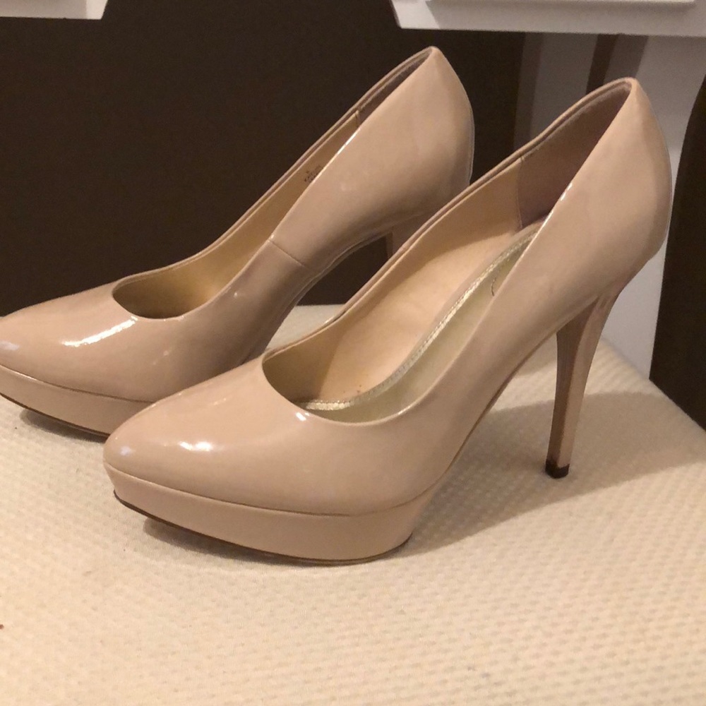 Nude pumps